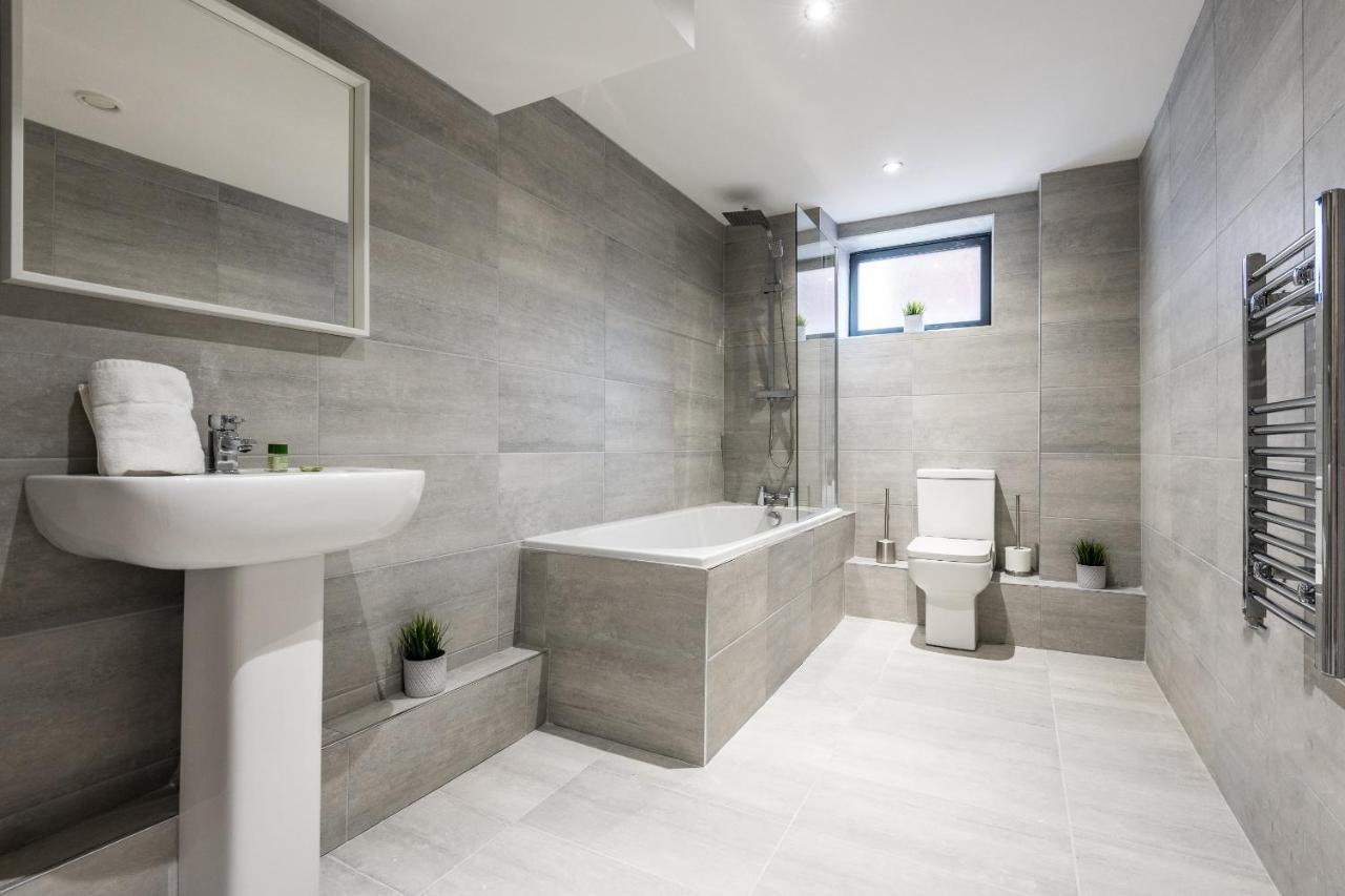 Host Apartments - Contemporary 3 Bed Apt With Balcony - Perfect For Long Stays Liverpool Eksteriør bilde